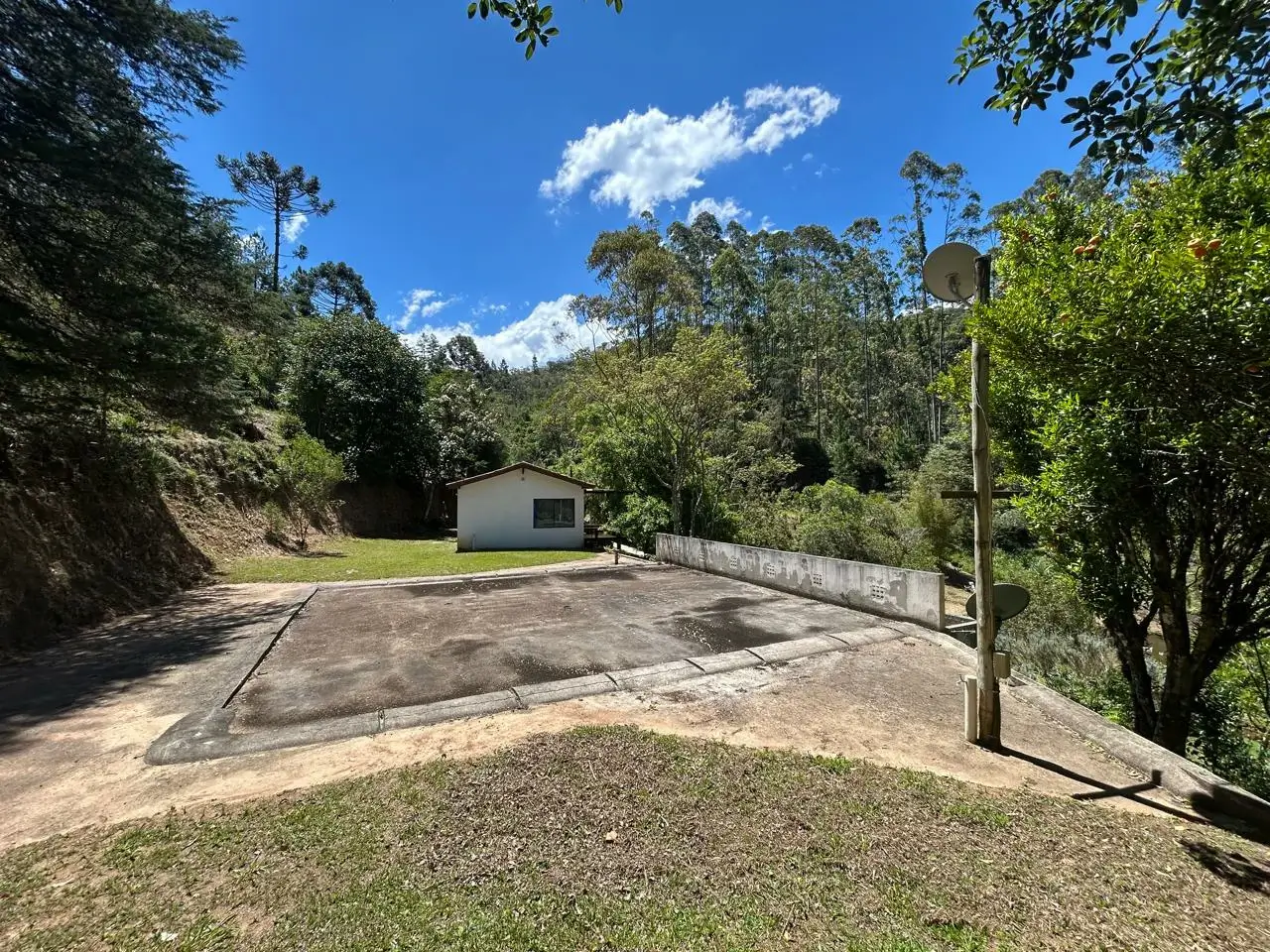 Laje sobre o galpão e chalé ao fundo