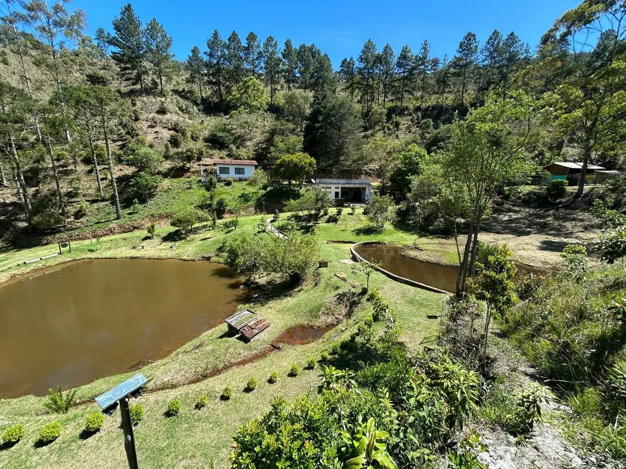 Vista geral da área rural e dos recursos hídricos