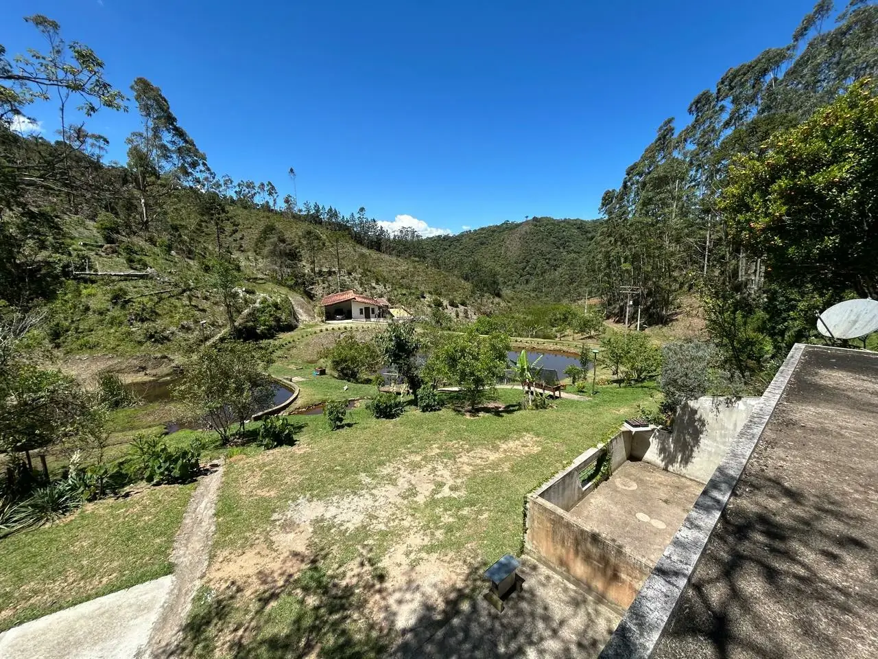 Vista do relevo do terreno e da implantação das construções