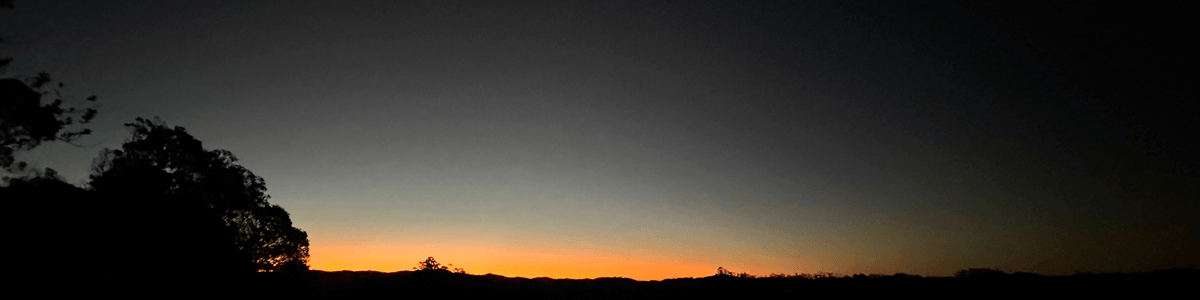 Silhueta de montanhas no crepúsculo
