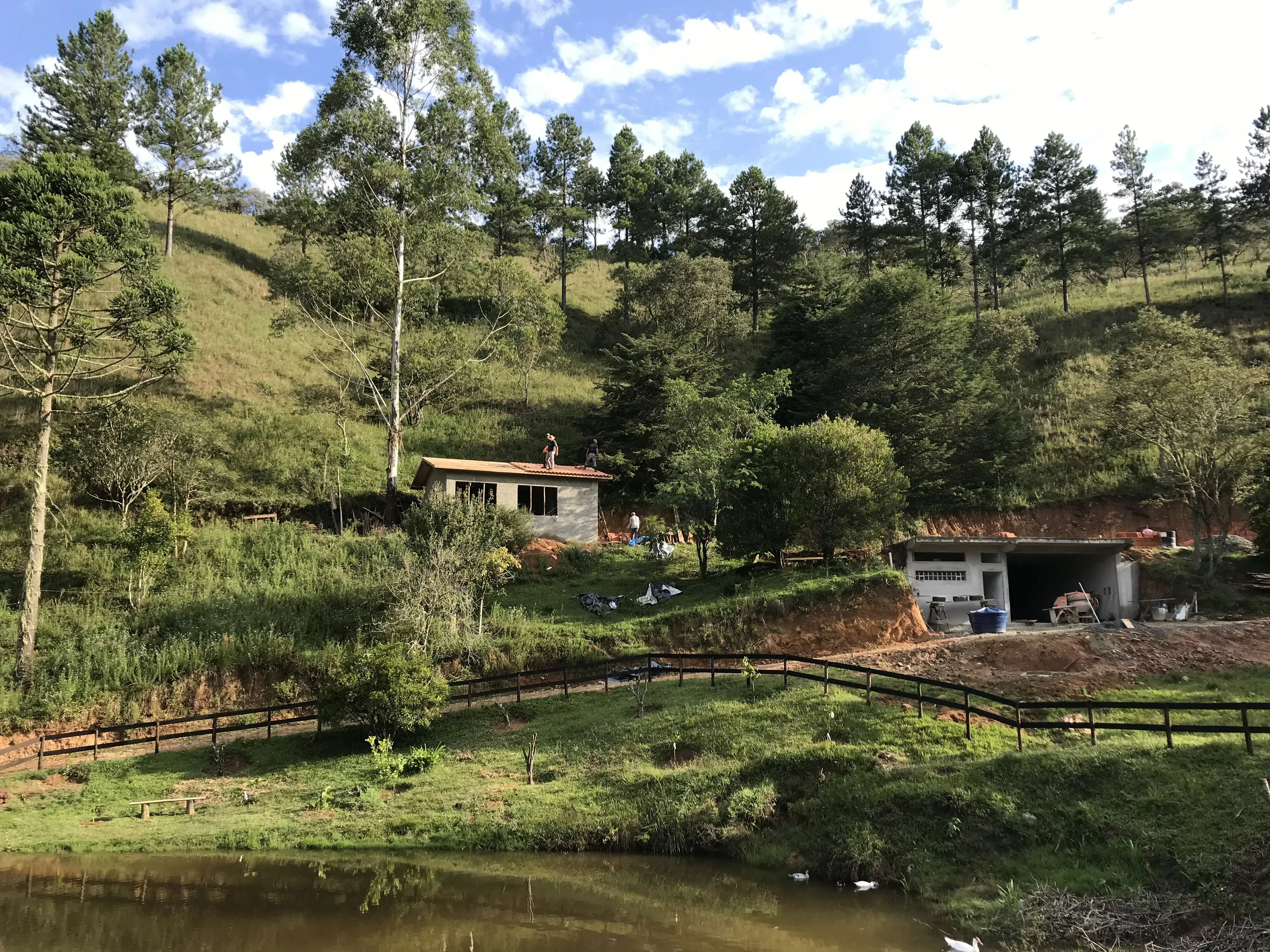 Galpao e primeiro chale em construcao