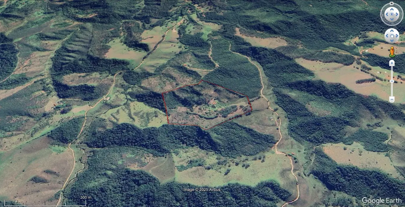 Vista aérea do sítio, destacando a localização e o entorno